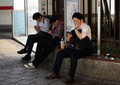 帰宅中に携帯電話をチェックするサラリーマンたち。神奈川県横浜市で（2014年10月3日撮影）。(c)AFP/Yoshikazu TSUNO 