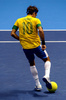 男子テニスのロジャー・フェデラー（Roger Federer、スイス）とトミー・ハース（Tommy Haas、ドイツ）が9日、ブラジル・サンパウロ（Sao Paulo）州のイビラプエラ体育館（Ibirapuera Gymnasium）でエキシビションマッチを行った。

両選手はサッカーブラジル代表のユニフォームを着用してプレーを披露した。

大きなテニスボールを足でコントロールするロジャー・フェデラー（2012年12月9日撮影）。(c)AFP/Yasuyoshi CHIBA