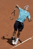 男子テニス、バルセロナ・オープン、シングルス準々決勝。サーブを打つ錦織圭（2015年4月24日撮影）。(c)AFP/JOSEP LAGO