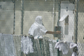 キューバのグアンタナモ（Guantanamo）米海軍基地内にあるテロ容疑者収容施設で、独房の扉を開ける収容者（2008年7月23日撮影）。(c)AFP/Randall Mikkelsen