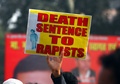 インド・アラハバード（Allahabad）で、集団女性暴行事件に抗議し犯人を死刑にするよう訴える学生（2012年12月27日撮影）。(c)AFP/Sanjay KANOJIA