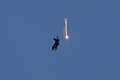 フレアを発射するイスラエル空軍の戦闘機。イスラエル北部で撮影（2024年8月25日撮影）。(c)Jalaa MAREY / AFP