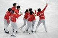 北京冬季五輪、フィギュアスケート団体戦。表彰式後に写真を撮る日本の選手（2022年2月7日撮影）。(c)SEBASTIEN BOZON / AFP