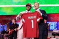 19NFLドラフトでアリゾナ・カーディナルスから全体1位指名を受け、ロジャー・グッデルNFLコミッショナー（右）とユニホームを手にポーズをとるオクラホマ大学のQBカイラー・マレー（2019年4月25日撮影）。(c)Andy Lyons/Getty Images/AFP