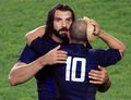 試合を終え健闘を称え合うフランスのセバスチャン・シャバル（%%Sebastien Chabal%%、奥）とフレデリック・ミシャラク（%%Frederic Michalak%%）。(c)AFP/JACQUES DEMARTHON