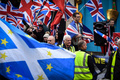 英スコットランドのエディンバラで、独立派に対抗して英国旗を掲げる英残留派の活動家ら（2019年10月5日撮影）。(c)Andy Buchanan / AFP