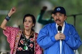 ニカラグアの首都マナグアで開かれた集会で、支持者を前に演説を行うダニエル・オルテガ大統領（右）と妻のロサリオ・ムリジョ副大統領（2018年7月7日撮影）。(c)AFP