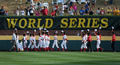 第67回リトルリーグ世界選手権大会（2013 Little League World Series）は25日、米ペンシルベニア（Pennsylvania）州ウィリアムズポート（Willamsport）で決勝が行われ、日本代表の武蔵府中（Musashi Fuchu）が6-4で米国代表のカリフォルニア（California）州チュラビスタ（Chula Vista）に勝利し、世界一に輝いた。

試合後、歓声に応える武蔵府中の選手（2013年8月25日撮影）。(c)AFP/Getty Images/Rob Carr