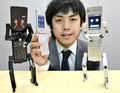 2008年2月28日、都内の東芝（Toshiba）本社で披露されたソフトバンクモバイル（Softbank Mobile）向けロボット型携帯電話「フォンブレイバー815T PB」。(c)AFP/Yoshikazu TSUNO
