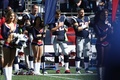 17NFL第4週、ニューイングランド・ペイトリオッツ対カロライナ・パンサーズ。試合前の国歌演奏を起立して聞くトム・ブレイディ（中央）らニューイングランド・ペイトリオッツの選手（2017年10月1日撮影）。(c)AFP/Getty Images/Maddie Meyer