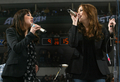 写真は、ライブパフォーマンスを行うレッカーズ（%%The Wreckers%%）のミシェル・ブランチ（%%Michelle Branch%%、左）とジェシカ・ハープ（%%Jessica Harp%%）。(c)AFP/Getty Images Dave Sandford