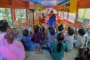 廃車の公共バスを改造して子どもたちの教室に インド