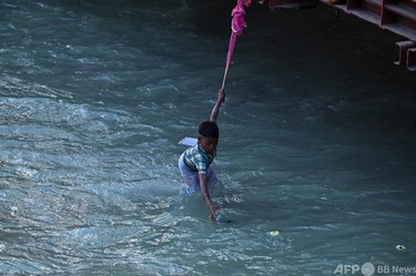 少年　母 母なるガンジスの恵み 供物拾う少年たち インド 写真18枚 国際ニュース：AFPBB News