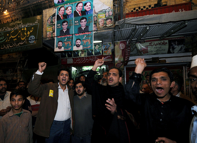 パキスタン総選挙前日に銃撃事件、野党候補含む5人が死亡