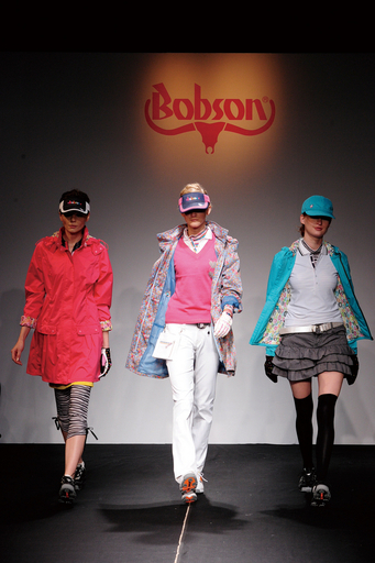 ＜senken h 105＞「新生ボブソン」をアピール、ゴルフやダンスも／ボブソン