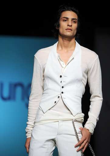 ＜09/10年秋冬チュニス・ファッションウィーク＞エマニュエル ウンガロがショーを開催