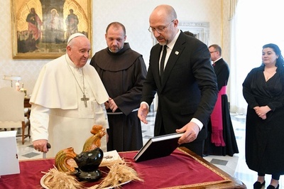 ウクライナ首相、ローマ教皇と面会 子ども連れ去りで支援要請