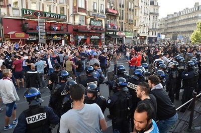 ファンによる騒動続く、警察が催涙ガスや閃光弾放つ 欧州選手権