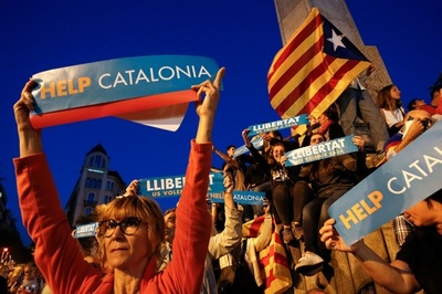 スペイン・カタルーニャ各地でデモ 独立派指導者2人の拘束に抗議