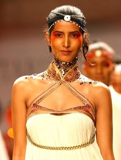 インド版「ヴォーグ」発売開始