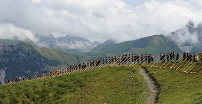 300人で吹き鳴らす「ハイジ」の音色、アルペンホルンの集い