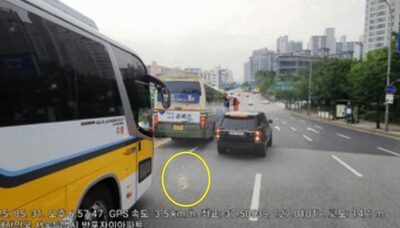 走行中のバスに「氷入りカップ」投げつけた「非常識SUV」…ソウルの交差点で投棄、炎上