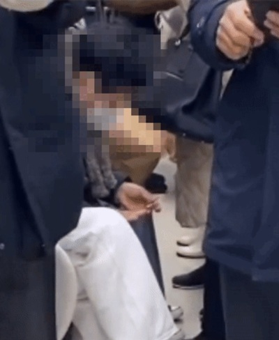 韓国・混雑の地下鉄で「パチパチ」爪切り、床に落として問題視され…