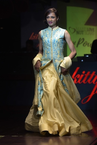 インド、酸攻撃の被害女性たちがトップデザイナーの衣装でランウェイに