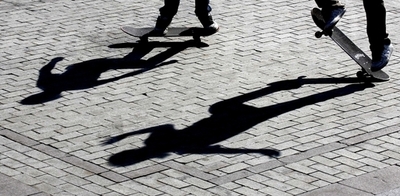 ドイツ警察、高速道路疾走のスケートボーダーを追跡