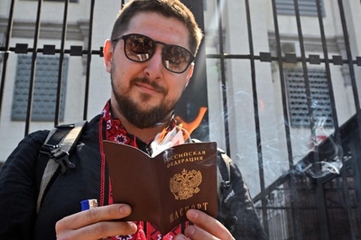 ロシア人男性、旅券燃やし侵攻に抗議 キーウの大使館前