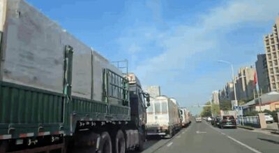 北朝鮮と中国結ぶ新鴨緑江大橋、試験開通の動き…税関前にトラックが長い列