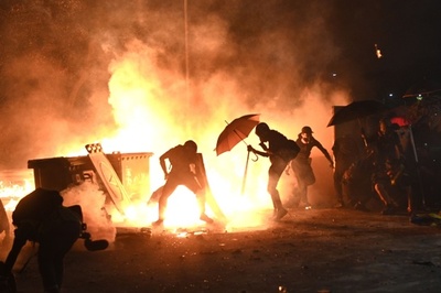 香港民主派デモ、初めて主要大学キャンパスでも本格的な衝突