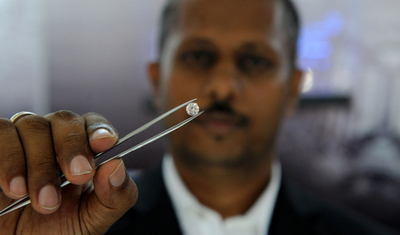 宝石展で男が飲み込んだダイヤモンドを回収、スリランカ