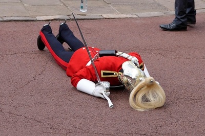 最高勲章叙任式典で近衛兵倒れる 英ウィンザー