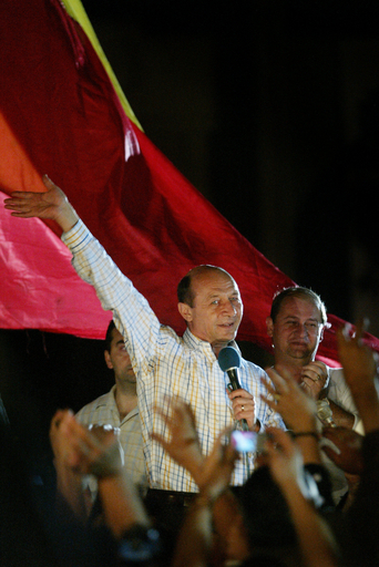 大統領弾劾をめぐる国民投票、大半が続投希望か - ルーマニア