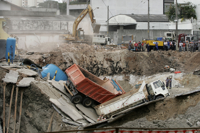 爆発事故で陥没した地下鉄駅周辺、救助作業続く - ブラジル