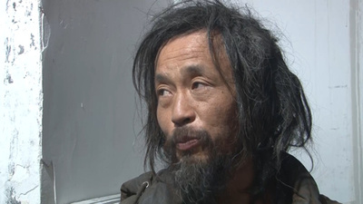 中国古典通のホームレス、ネットの人気者に しかしそこに群がる人たちも