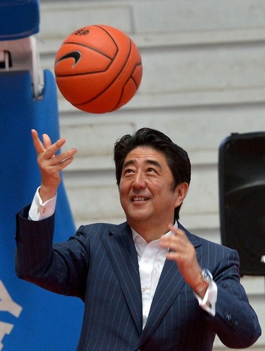 華麗な？ボールさばき、モザンビーク訪問の安倍首相