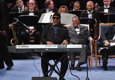 A・フランクリンさん葬儀、S・ワンダーさんら歌でお別れ