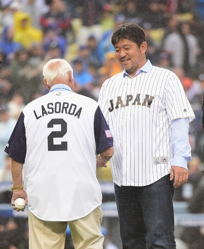 野茂氏が始球式、WBC準決勝・日本対米国の試合前に