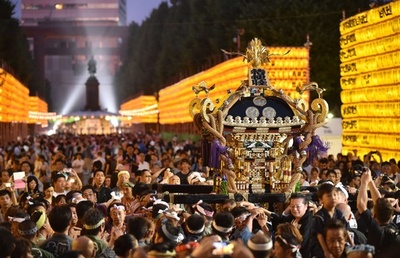 靖国神社で「みたままつり」、提灯3万個