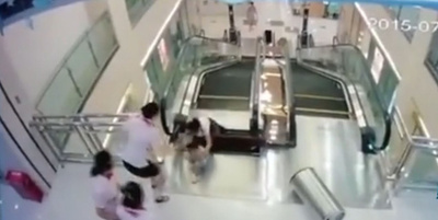 中国でエスカレーターの床崩落、母親転落し死亡 作業員が固定忘れ