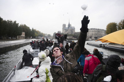 セーヌ川で雪合戦、スキーリゾート地の宣伝イベント