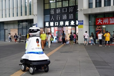 中国深セン、困ったときは「ロボット」！ 市内105か所のポイントで「ワンタッチ警察通報」実現