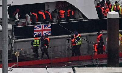不法移民急増で高まる不満、対策不足の英政府に批判