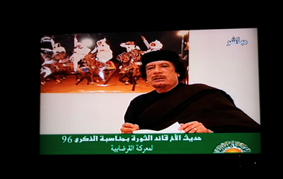 カダフィ大佐、欧米に対話呼び掛けも「原油欲しいならサインしてやる」