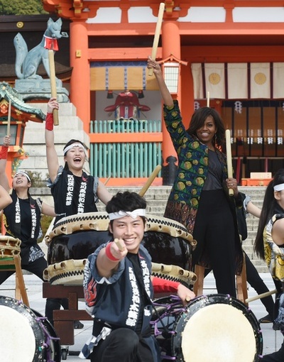 ミシェル夫人、高校生と和太鼓共演 京都・伏見稲荷