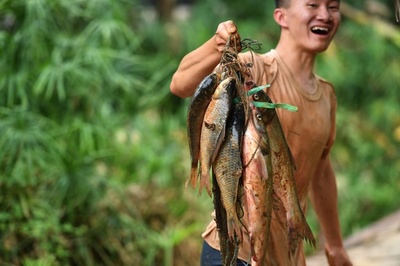 取ったどー！ 1万匹の魚をタダでつかみ取り 重慶の豊作祭り