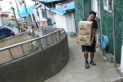 狭い道・急な坂、時には冷蔵庫も持って上がる…韓国・離島「配達人」月収75万円