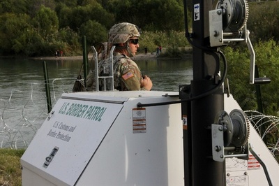 米国防総省、国境への兵配備を延長へ 任務拡大も